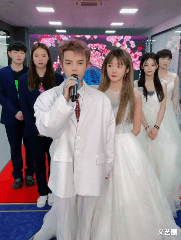 殷世航|殷世航晒套路璐起床照，头发凌乱油腻邋遢像鸟窝，两人刚订婚就同居？