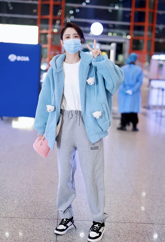 王力宏|佟丽娅越穿越年轻了，这三组搭配时髦减龄，造型看着就很舒服