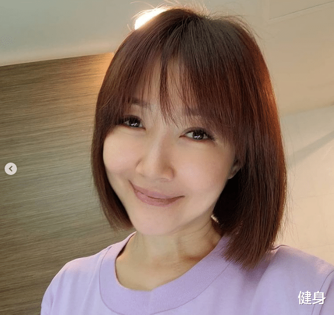 健身|49岁余皓然晒身材、竟冻龄把女儿变姊妹！