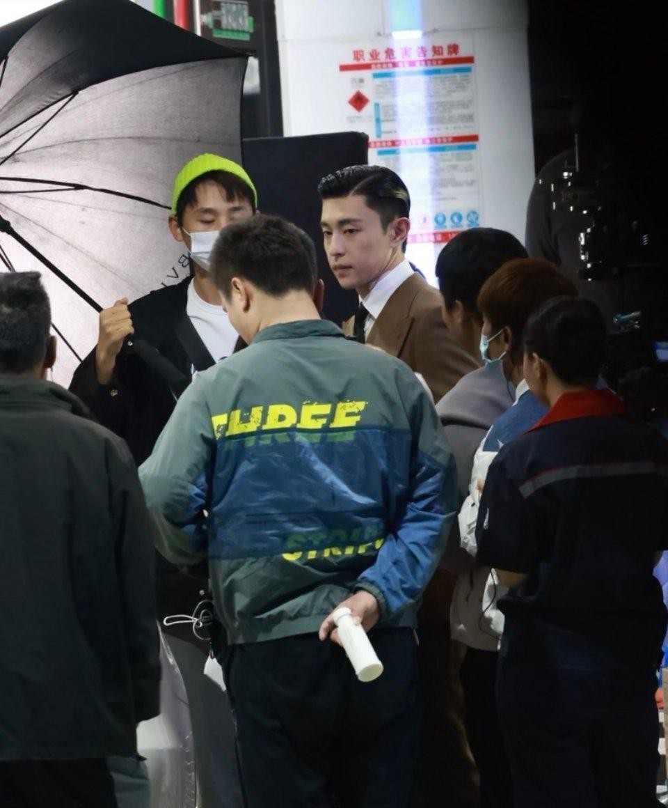 白小白的衣橱 邓伦倪妮新戏路透曝光,他穿一身咖色西装真有范儿,背头造型好帅