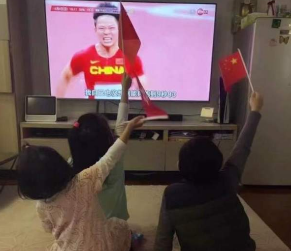 郭晶晶|40岁郭晶晶被粉丝求合照！外套只遮一半身体，手上罕见拎名牌包包