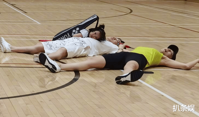 李亚男|李亚男晒3岁女儿萌照，gabby站圣诞树前嘟嘴卖萌凹造型，好可爱