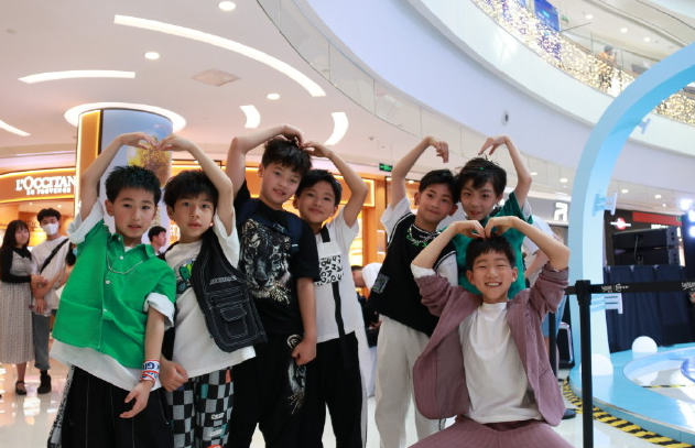 李飞|天府少年团出道被网友指责，没有李飞的命，偏有李飞的病