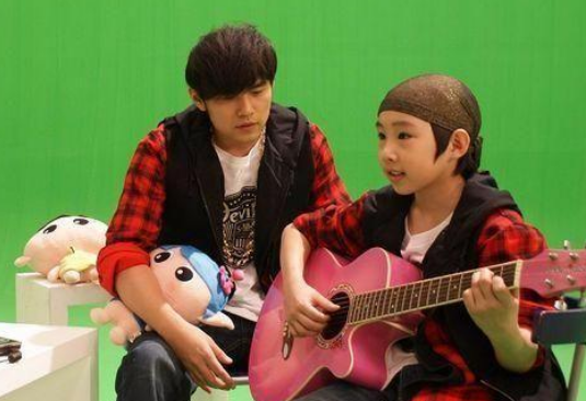 侯高俊杰|9岁与周杰伦登春晚，父母为培养他卖房子，侯高俊杰后来咋样了？