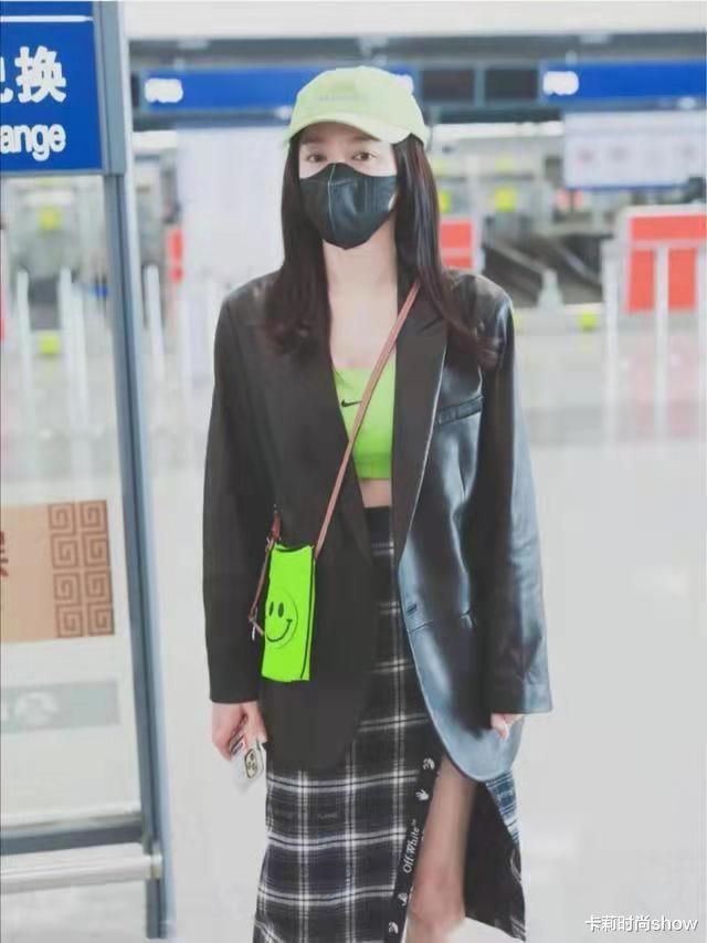 秦岚|秦岚年纪越大穿衣越敢，西装看着中规中矩，配高开叉是真亮眼