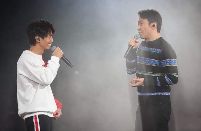 演唱会|55岁黎明低调现身演唱会，与小17岁男星同框不显老，获其鞠躬道歉