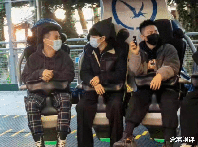 肖战|肖战打卡环球影城，为了不让秩序变混乱，刻意避开人多的地方玩耍