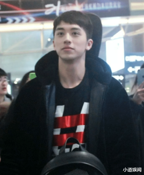 工作室|男星住处遭女粉闯入窃取私物，工作室放出监控画面发文警告私生