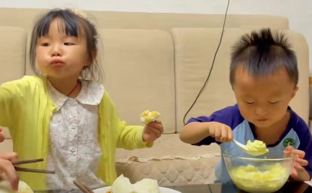 |奇奇独自高歌，姚威贴心准备晚餐，网友：姚威穿着谁的棉裤？