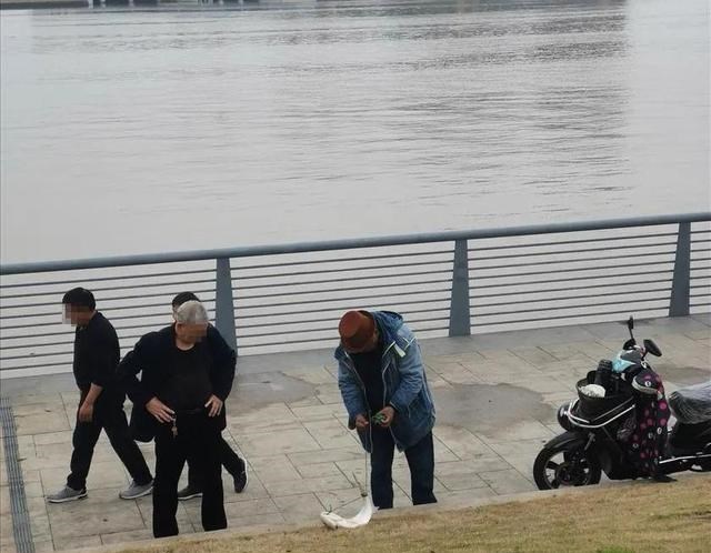 |暴力钓鱼太暴力？宁波一男子在甬江钩起一条5斤野生鱼精！