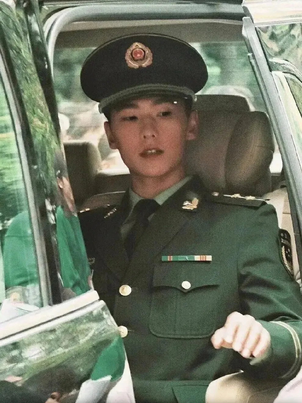 制服|白敬亭「59cm公狗腰」，陈伟霆的「鲨鱼线」，才是内娱帅哥的正确打开方式