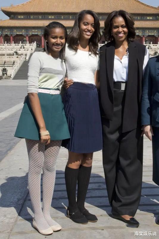 米歇尔·奥巴马|奥巴马女儿长成冬瓜脸，平胸肤色黑又显老，和米歇尔同框像同龄人