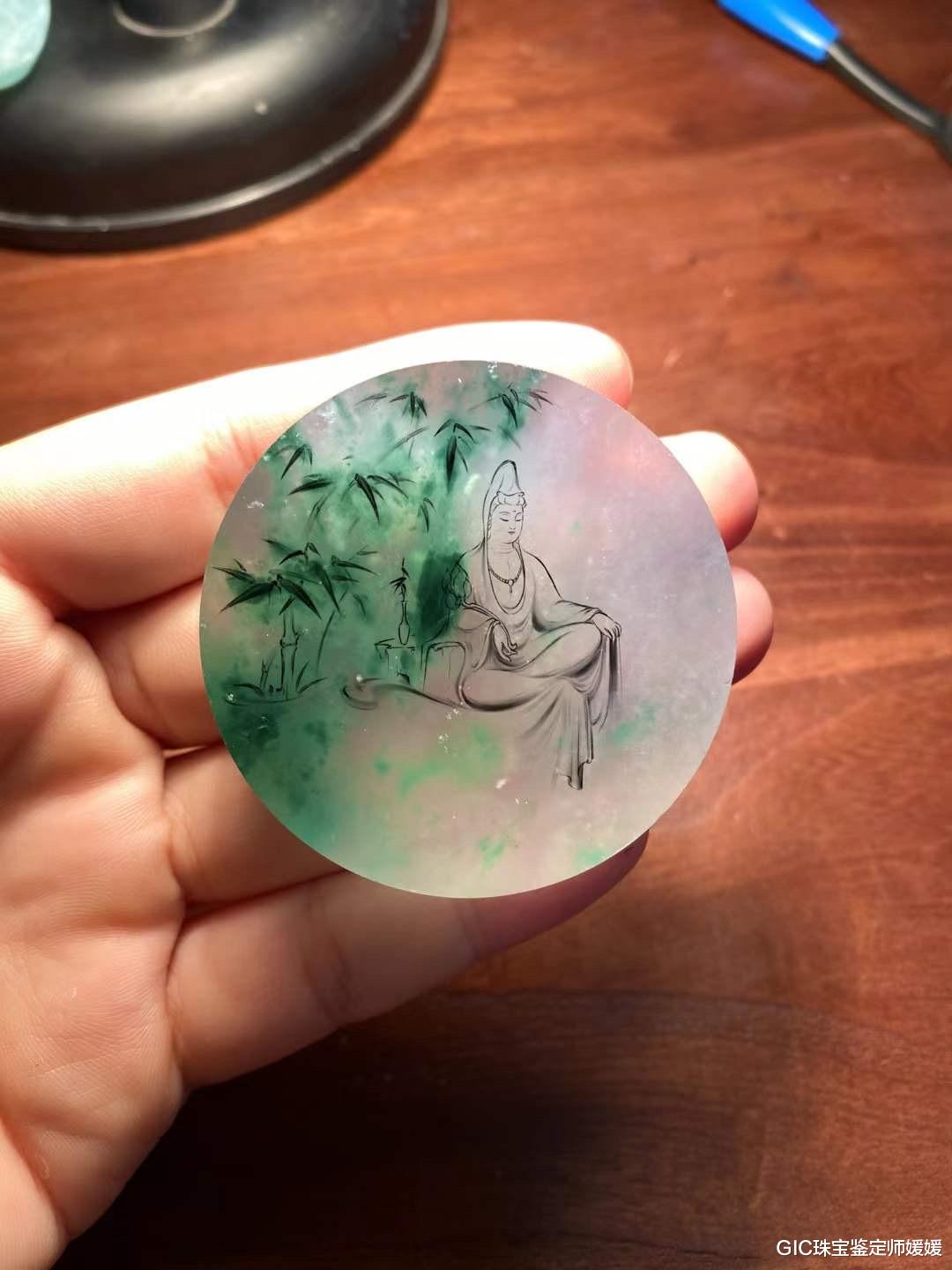 |在翡翠中毫无看点的手镯尾料，经\医治\之后，也能变废为宝藏