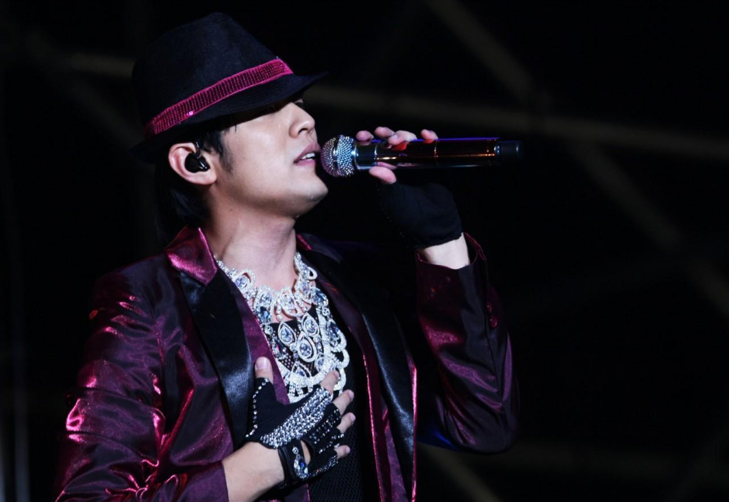 周杰伦|被王力宏落井下石，看似“花心”的周杰伦，实际只公开过两位女友