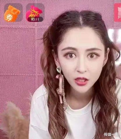 李心艾|李心艾瘦下来后直播带货，眼睛比例不协调，下巴似锥子连嘴也歪了