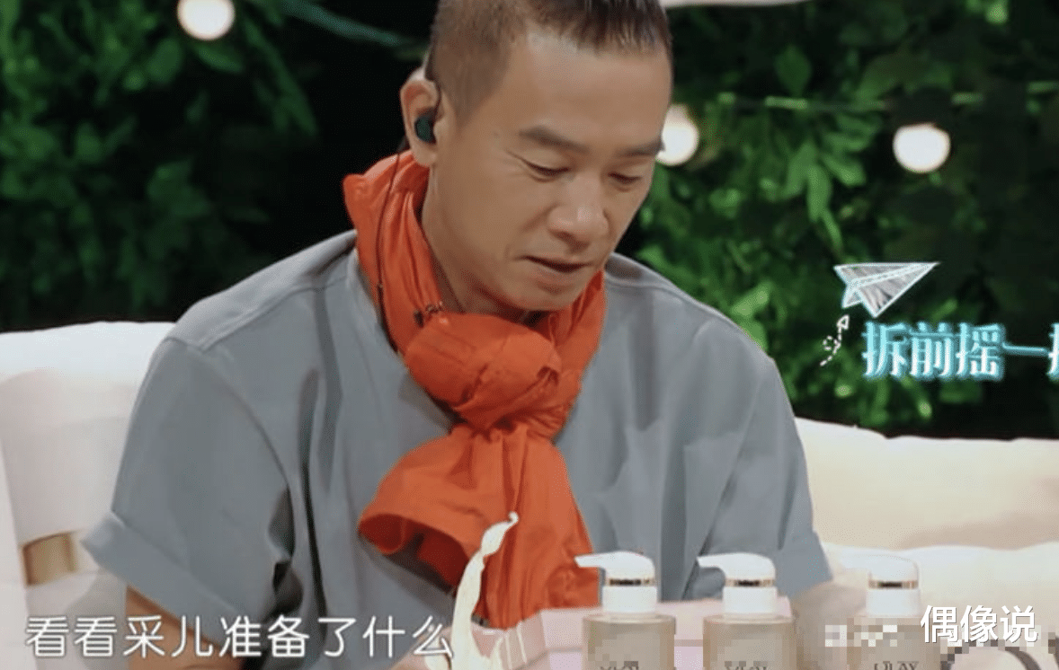 应采儿|应采儿收到陈小春送的戒指，并戴在手上展示，小春哥眼光真好