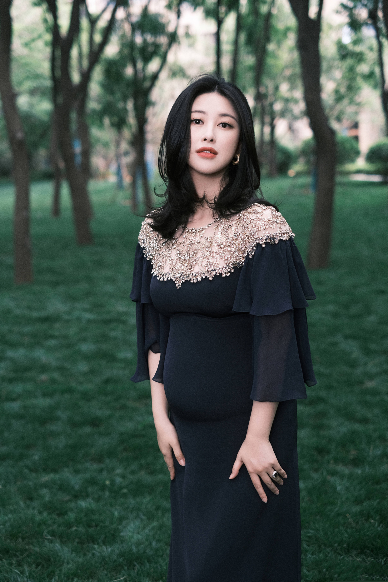 哚乐Like时尚|不愧是全球100面孔,朱珠孕期也美得明艳出众,露肩黑裙万种风情
