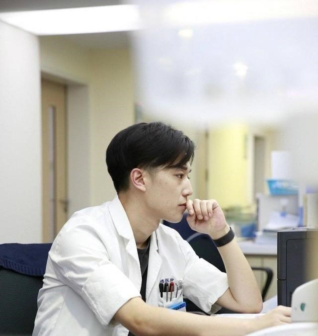 秘书|女生“理想男友职业”榜单公布,公务员竟是垫底,榜首是这个