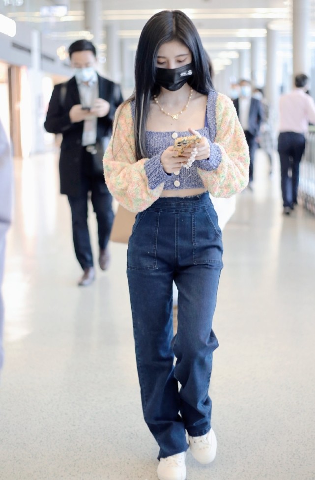 鞠婧祎|鞠婧祎炫腹挑战“迷你针织衫”，也就两个口罩大小，这腰谁不服？