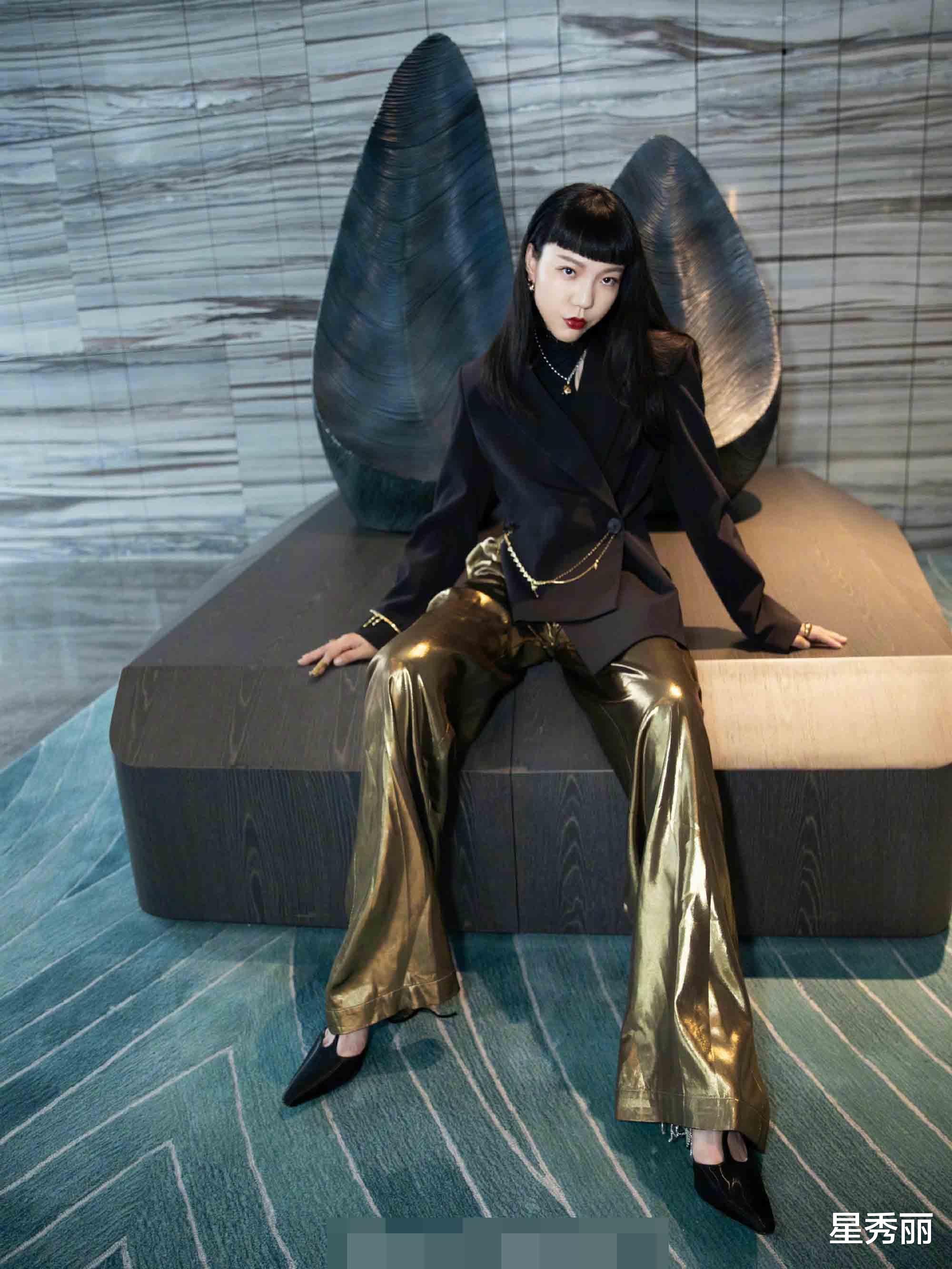 吴莫愁|吴莫愁最新造型，这么多年了，她的铁刘海怎么还在啊！