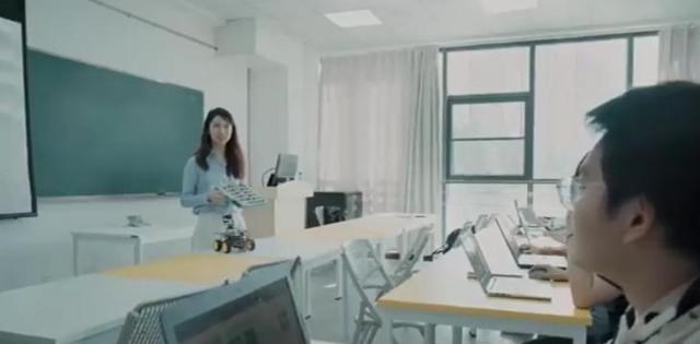 西装|90后美女博导“太年轻”，经常被学生误认成师姐，颜值与实力并存