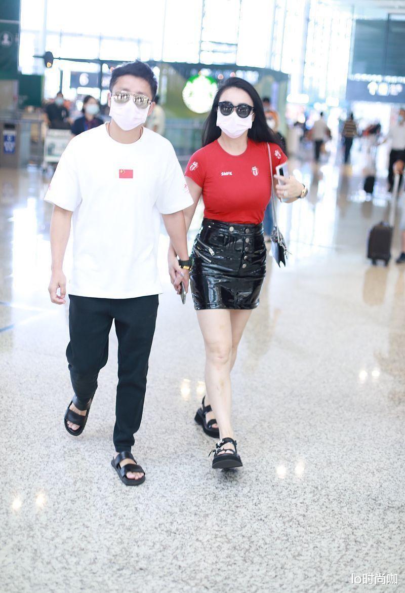 lo时尚咖|冉莹颖穿衣太时髦,跟老公同行太给老公长脸,穿紧身裙身材太火辣