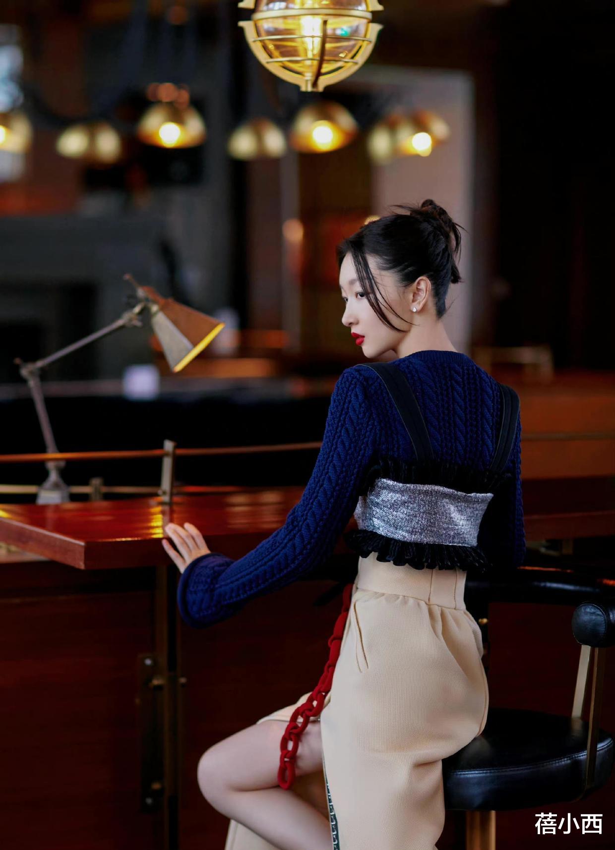 蓓小西 周冬雨的穿搭太时髦！针织衫配半身裙还叠穿一件背心，就她能撑住