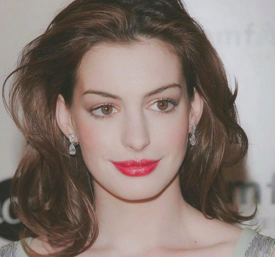 安妮·海瑟薇|老公熬成爹系列？39岁安妮海瑟薇颜值状态满分，亚当一头白发显老