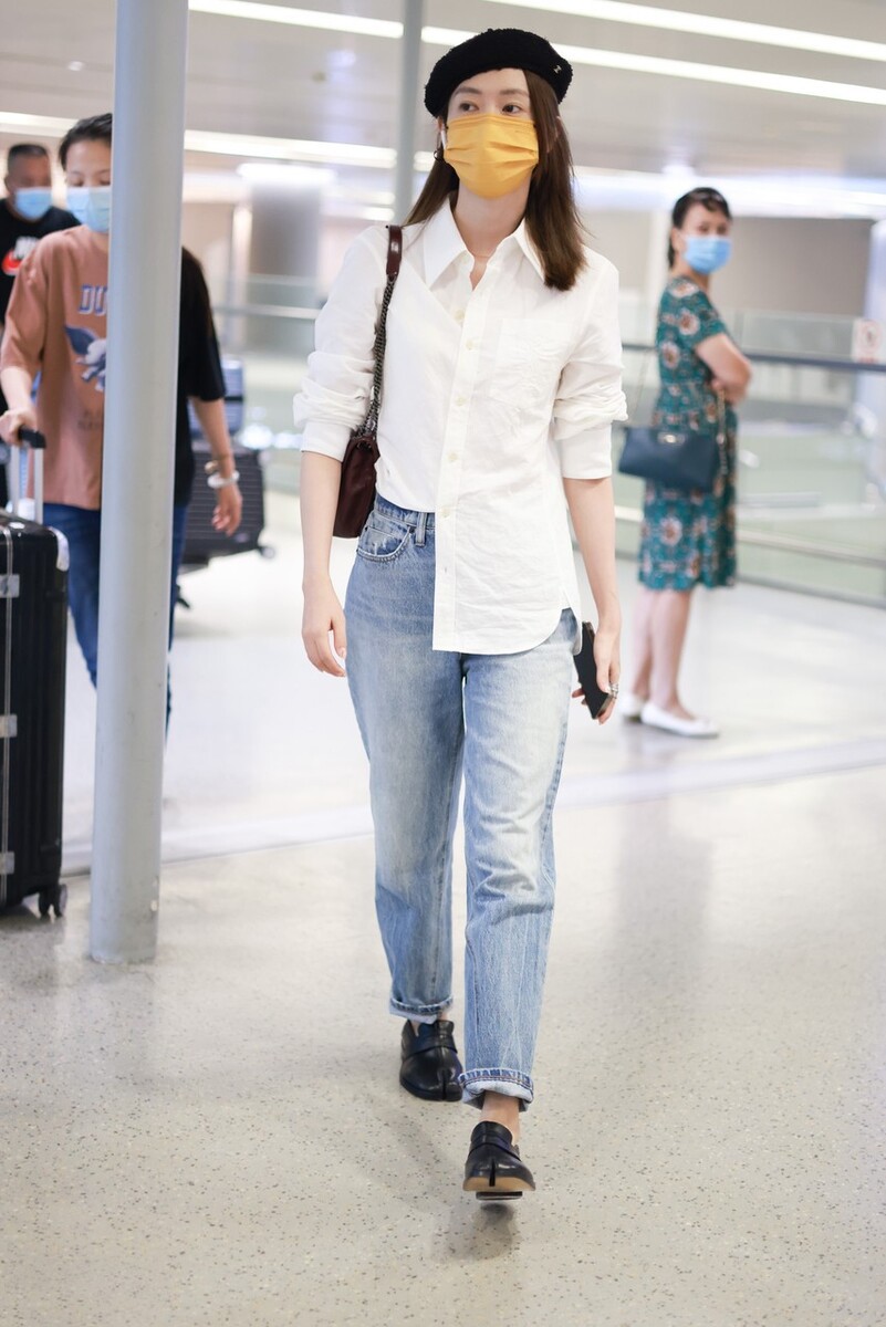 大表姐的时尚圈|童瑶衣品真好，衬衫下摆塞一边时髦显高，配双“猪蹄鞋”更独特