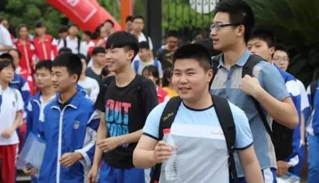 |学生错将“暧昧信息”发给班主任，大型社死现场，来我办公室一聚