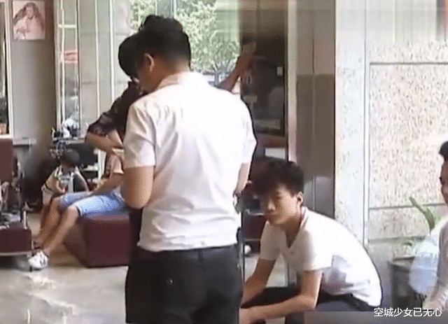 美女花2700元美发，结账时支付了57000，网友：怎么又是这家店？
