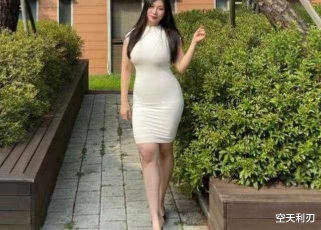 |50岁的她牵手小鲜肉，他们合照很般配，或是这个运动让阿姨显年轻