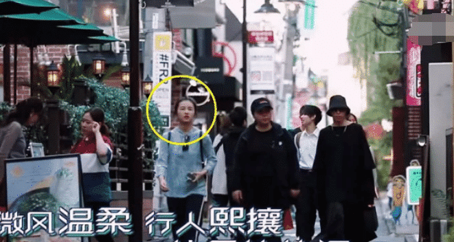 张子枫|有一种“明星路人”叫张子枫，在日本游玩时被拍进综艺，观众都看懵了
