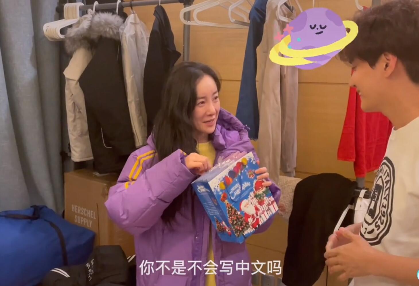 张檬|小五单膝下跪求婚，张檬羞答“我愿意”，披洁白头纱浪漫拥吻