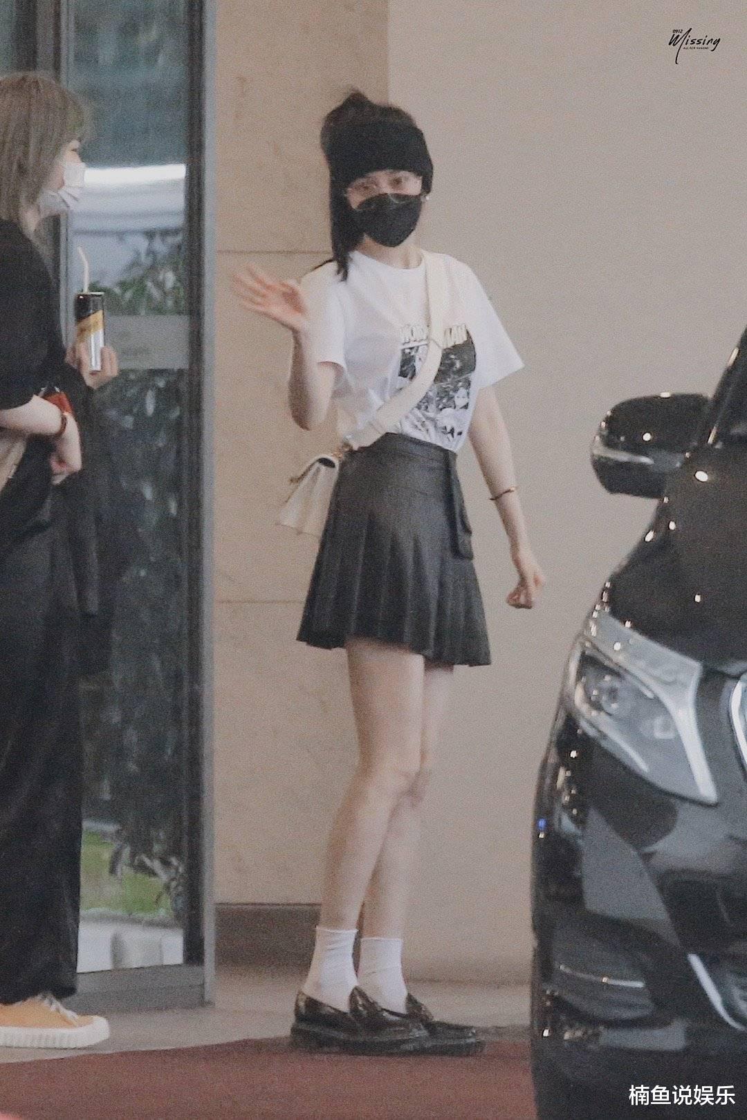 杨幂|杨幂一点不像86年的人，高马尾搭配百褶裙，元气少女感十足