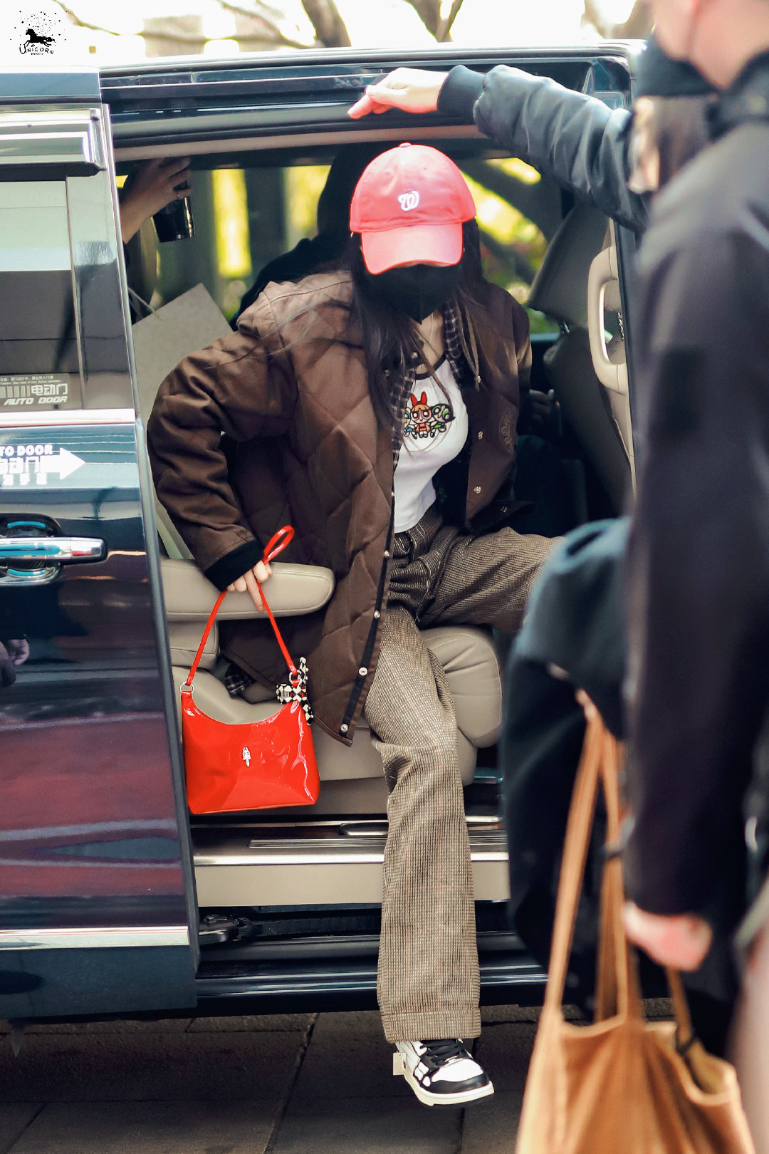 杨幂|今日杨幂现身机场路拍照，私服衣品超好，穿搭少女感十足。