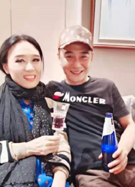 香港小姐|59岁吴琼携小15岁老公聚会，头靠头畅饮超甜蜜，结婚17年不生子