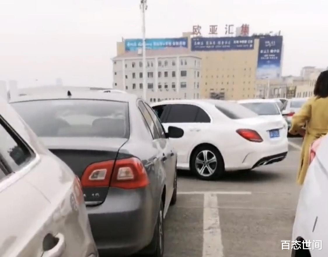 百态世间 长春两车抢车位，奔驰女司机朋友“硬核”助力，徒手推挡大众倒车