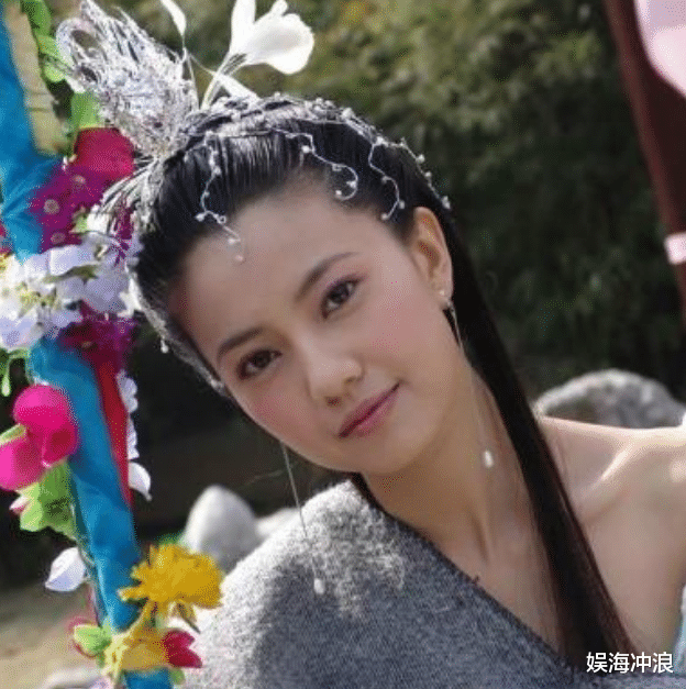 高圆圆|有一种尴尬叫“被发型封印颜值”，连高圆圆都被黄圣依艳压了