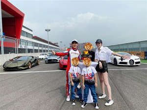 林志颖|林志颖47岁生日“赛场庆生”，10亿超跑＋辣模霸气助阵！