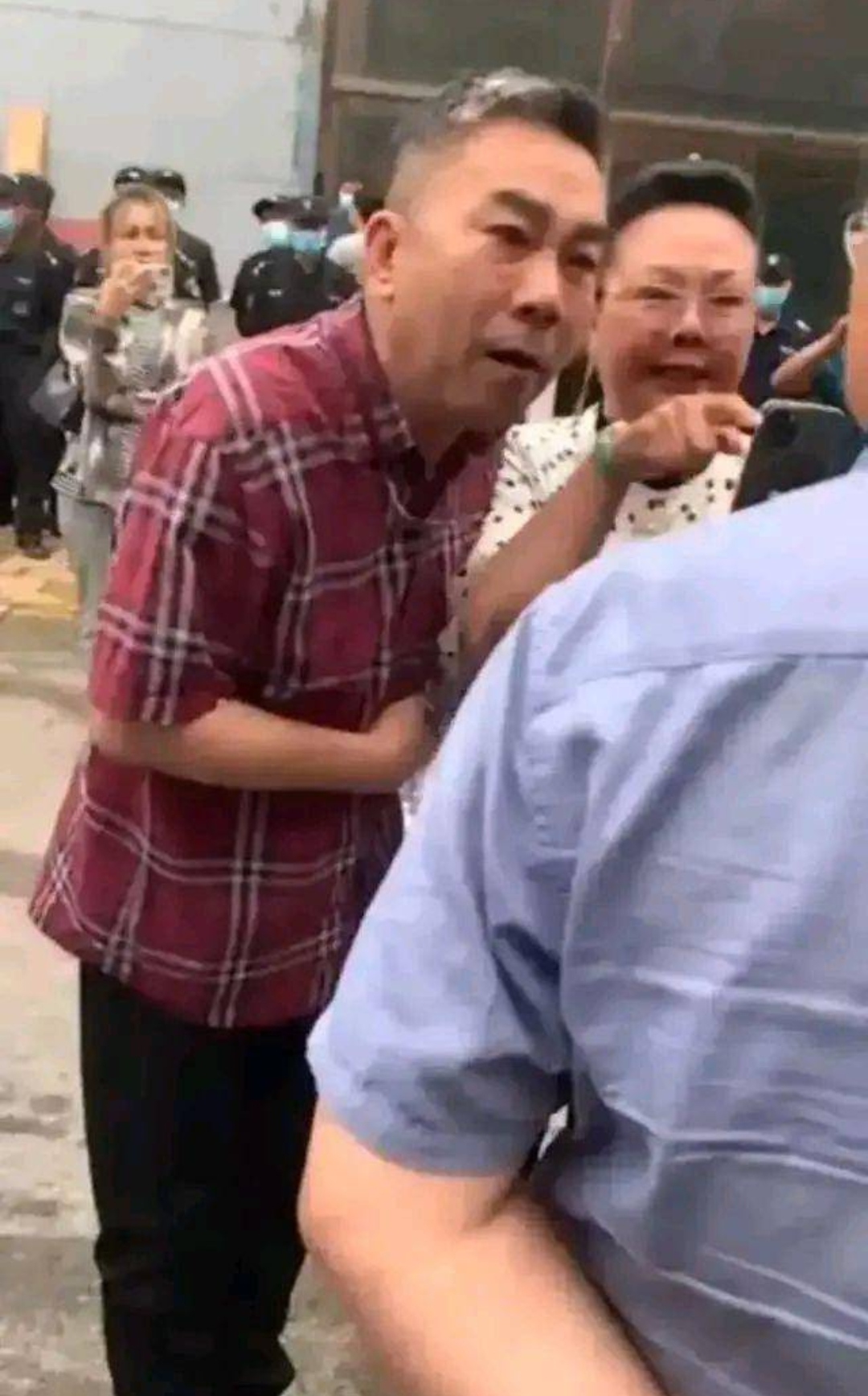 杨议|杨议7000万违建豪宅被拆除，现场挖掘机清理垃圾，三层别墅成废墟
