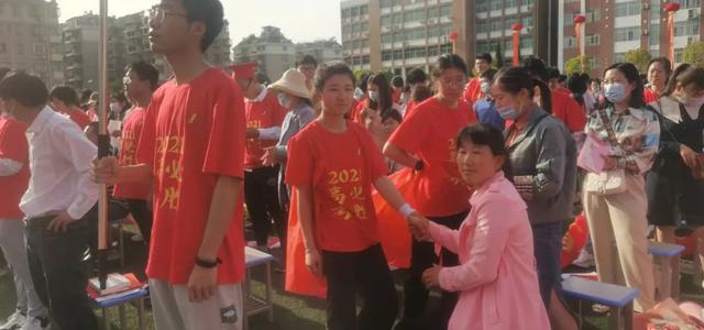 阜阳那些事 刚刚!阜阳一中沸腾了!上千名学生和家长