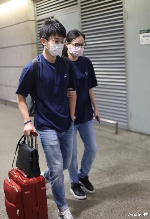 Ainee小屋|吴敏霞和老公穿情侣装，T恤搭配牛仔裤清新减龄，穿搭随性不随意