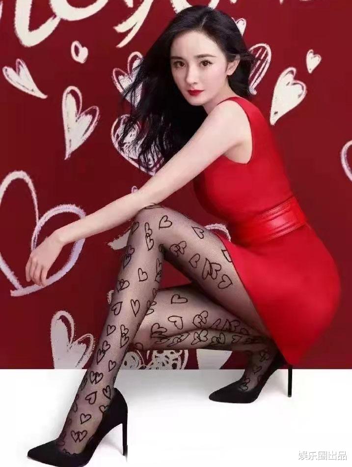 杨幂|杨幂穿丝袜旧照被翻出，丝袜上印满爱心图案，造型前卫又纯又欲