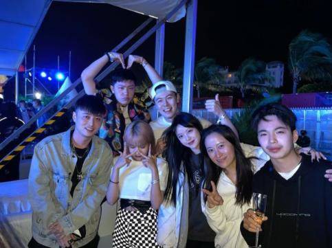 王文也|华谊千金深夜晒男友视角美照，王文也疑与男友度假，海边秀大长腿