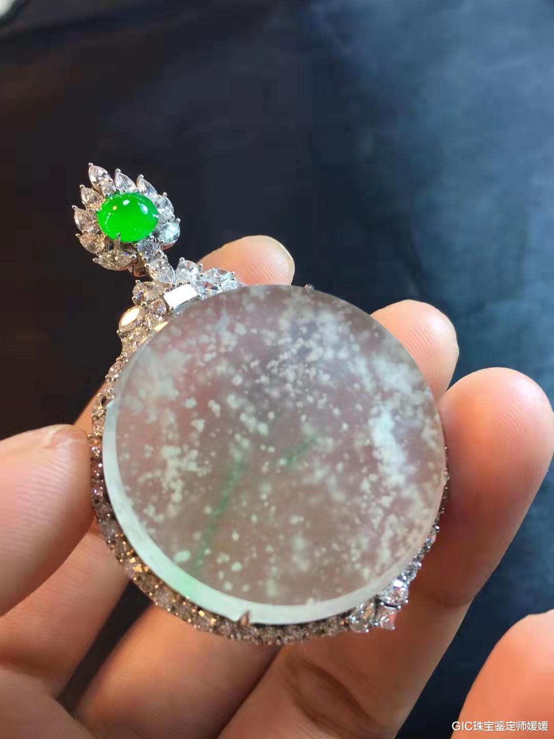 GIC珠宝鉴定师媛媛 有一种玉石，将漫天雪花纷飞的美丽瞬间定格，充满了诗情画意之美