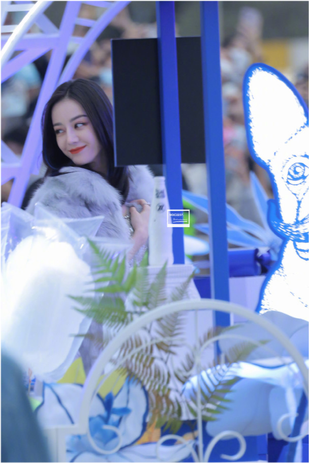 |迪丽热巴生图比精修图还美！穿貂大衣气场全开，美腿更是秀个不停