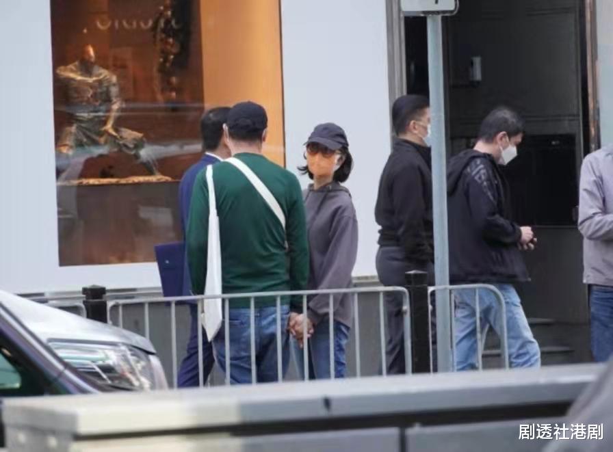 刘青云|羡煞旁人!影帝刘青云携妻街头十指紧扣看医生,结婚23年爱得痴缠