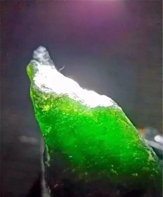 翡翠|这种与翡翠共生的“高冰帝王绿”，其实就值几百块钱！