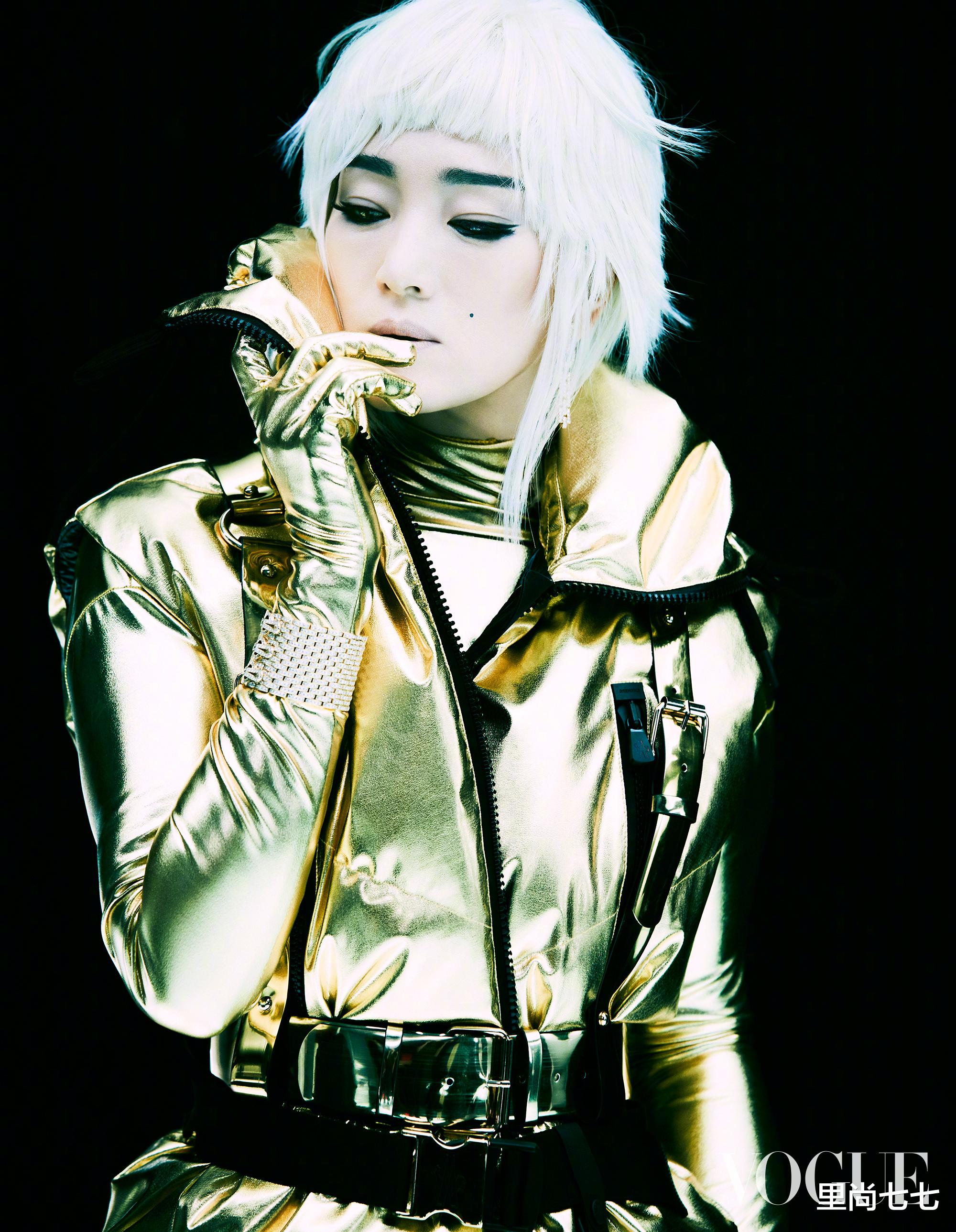 巩俐|巩俐首次玩杀马特翻车！200件高定败给狗啃刘海，一字眉兀似假人